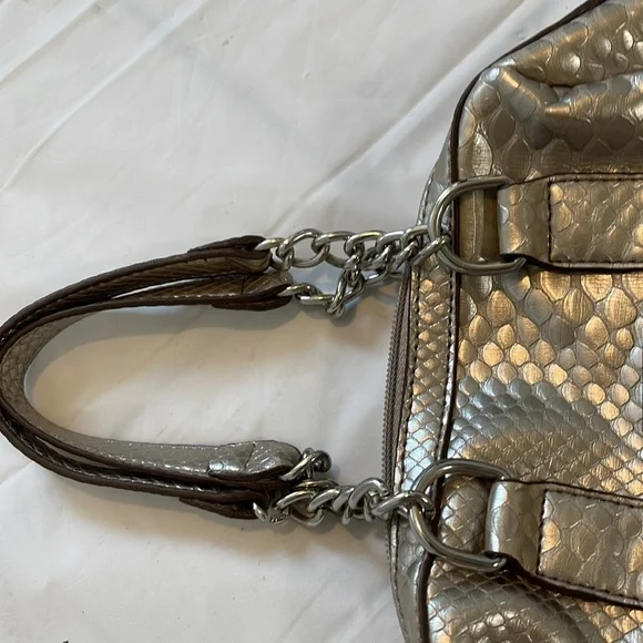 Liz Claiborne women’s bright silver faux crocodile handle bag - Picture 4 of 13